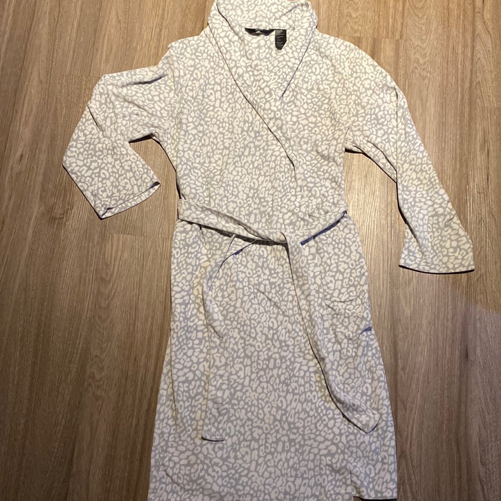 Noire Women’s size small Bath robe Gray and White leopard print